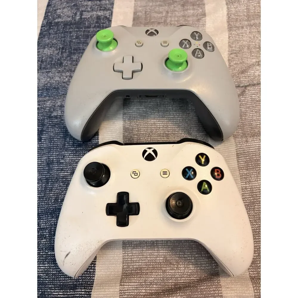 Xbox One Controllers SEE DESCRIPTION) ‼️Set Of 2‼️